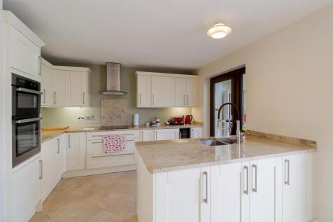 4-bed-house-prestbury (20).jpg