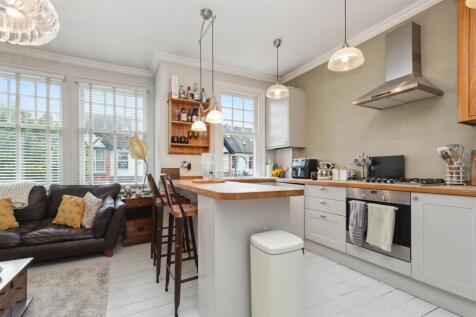 Flat 2, 20 Pendle Road SW17 reception 2.jpg