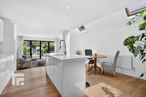 LOUNGE/KITCHEN