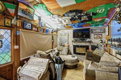 Garden Room/Man Cave with Adjoining Shed