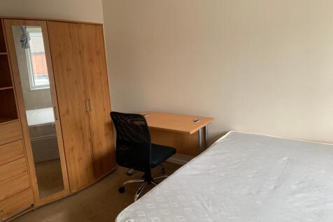 A spacious and well-equipped double bedroom fea...