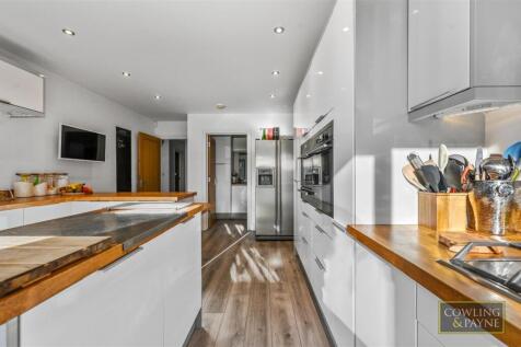 KITCHEN WITH BREAKFAST BAR