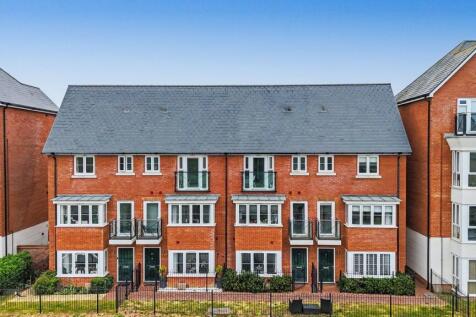 Farleigh Gardens, Peters Village, Wouldham, Rochester, Kent. 4 bedroom end of terrace house for sale