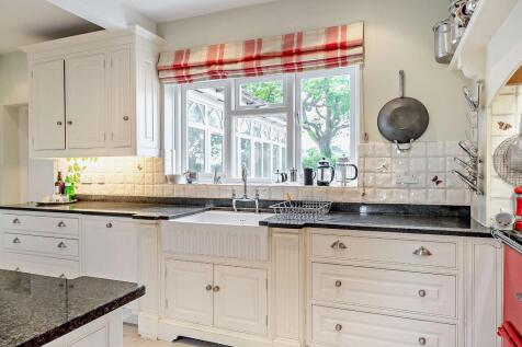Fitted kitchen units and granite work surfaces