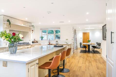 A kitchen made for hosting...