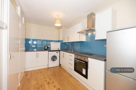 3-bed flat on Goulden House, London, SW11, £2,550/mo