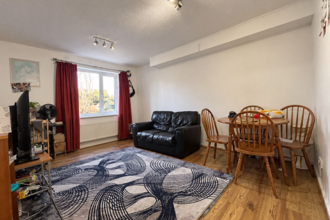 1-bed flat on Springwood Crescent, Edgware, HA8, £1,200/mo