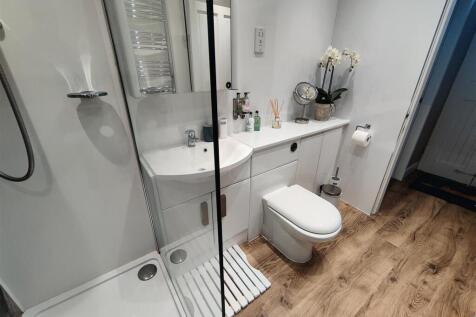 Bathroom 2.jpg