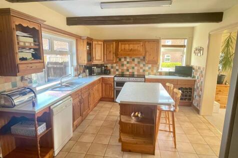 KITCHEN / BREAKFAST ROOM