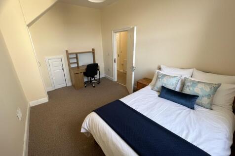 6-bed flat on Whiteladies Road, Clifton, Bristol, BS8, £4,590/mo
