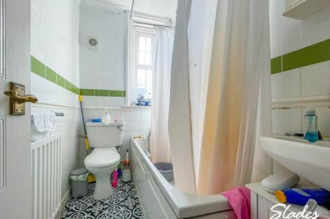 8 holdenhurst bathro