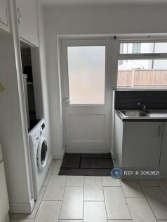 Reading Road, Wokingham, RG40 photo 4