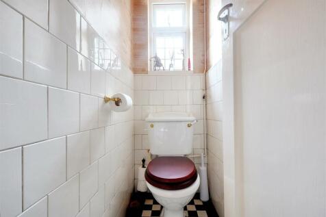 Downstairs Bathroom_4.jpeg