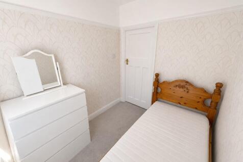 3 Bedroom Semi-Detached House, Tufton Road, Chingford, London E4 photo 5