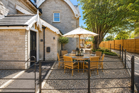 AI Rolle Gardens - Plot 31 garden.png
