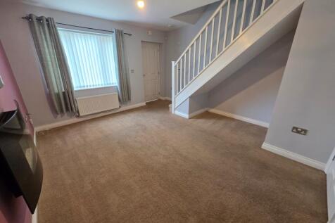 Low Farm Drive, Redcar, TS10 photo 3