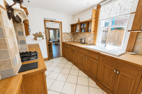 8 Harcourt Road - Kitchen.png