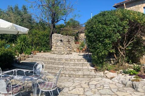 Terraced stone level