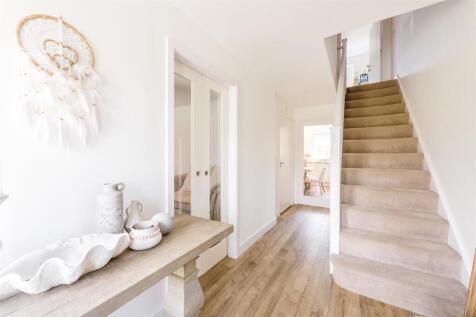 60 Barton Way-14.jpg
