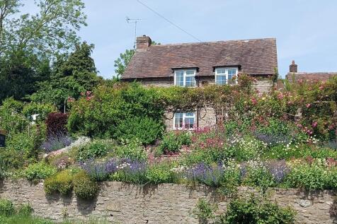 Detached cottage for sale