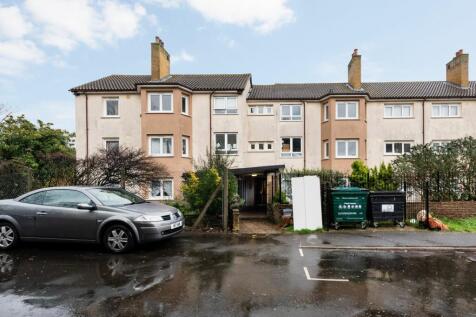 **MUST BE VIEWED** Kings Lettings are delighted to present to the market this spacious two-bedroom flat, ideally located in the heart of Walthamstow. The property offers two generously sized double be
