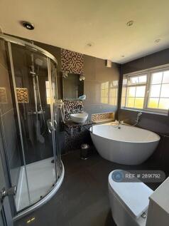 Main Bathroom  4 Piece Suite