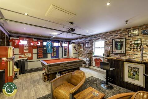 GAMES ROOM/DOUBLE GARAGE