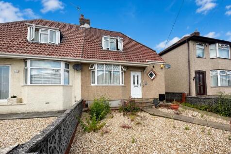 Charming semi-detached home with front gravel g...