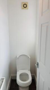 Becontree Avenue, DAGENHAM, RM8 2 photo 4