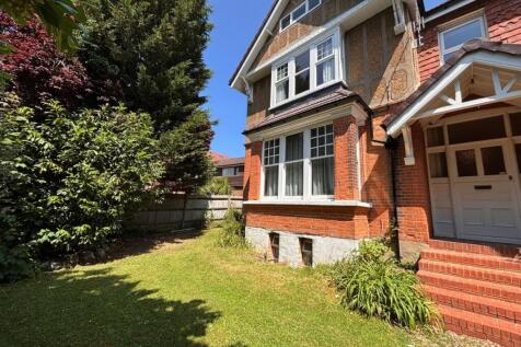 1-bed flat on London Road, Redhill, £1,200/mo