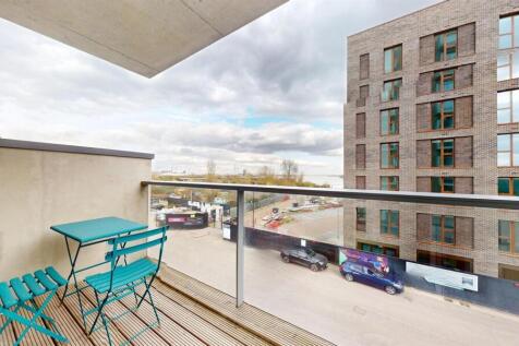 Big Terrace for sale at gallions reach, E16 by bar