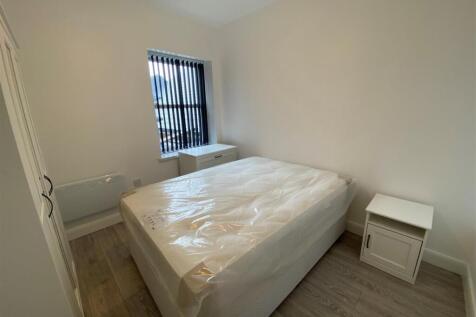 98 Holton Road - Flat 1 - Bedroom.jpg