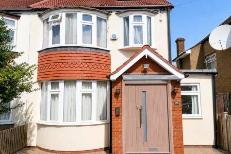 Charming semi-detached home with bright bay win...