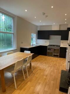 7-bed semi-detached on Wilmslow Road, Manchester, £4,398/mo
