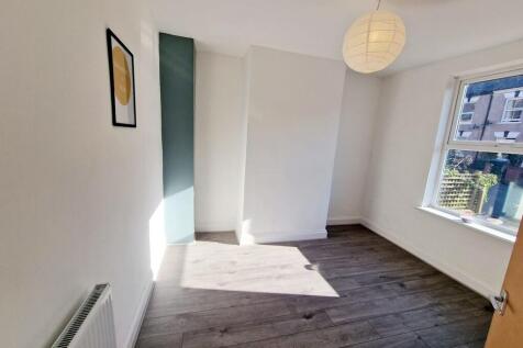 New 6 Bedroom 6 En-suite Spacious House  photo 3