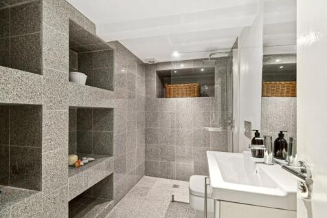 Shower Room (B)