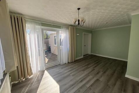 Bardsley Drive, Farnham photo 4