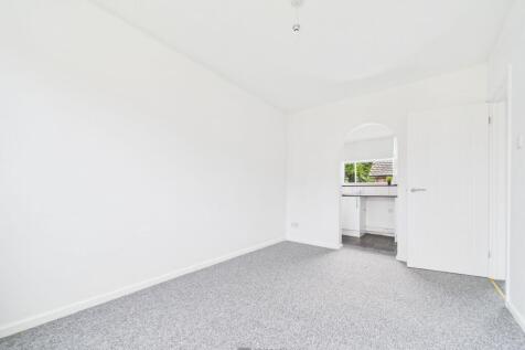Harris Court, Liphook, GU30 photo 3