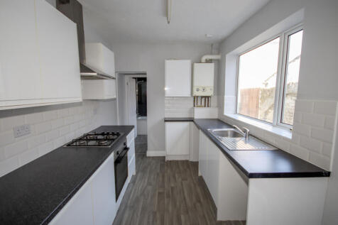 3 BEDROOM TERRACE, TOWN CENTRE LOCATION, CLOSE TO