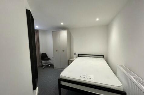 A bright and tidy double bedroom with modern fu...