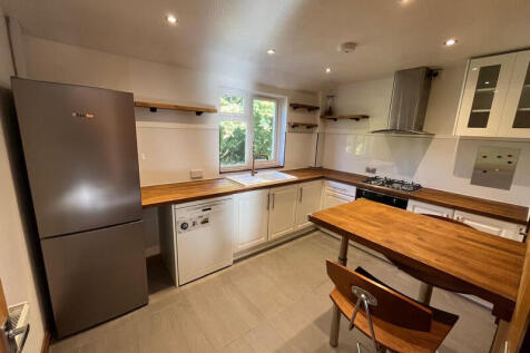Kitchen &amp; breakfast bar