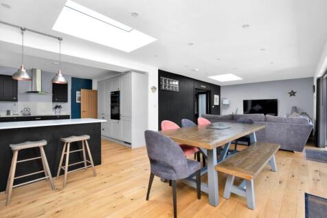 Kitchen/ Dining Room