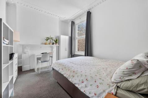 Hall Floor, Middle Bedroom