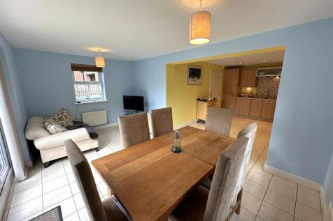 Triple-Aspect Living Space 338
