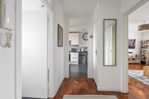 Snakes Lane West, IG8