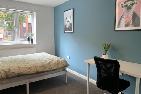 Charming 2 Bedroom Apartment // August 2027 photo 3