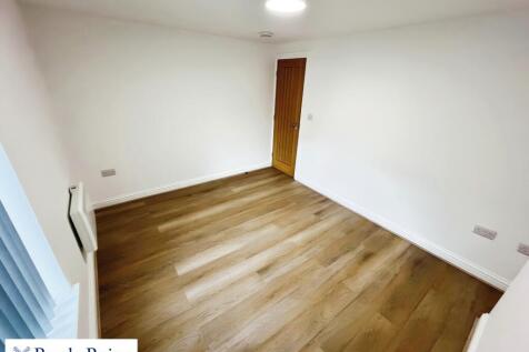 London Road, Chesterton, Newcastle, Staffordshire, ST5 photo 4