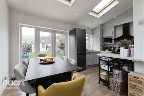 Shakespeare Crescent, LONDON photo 3
