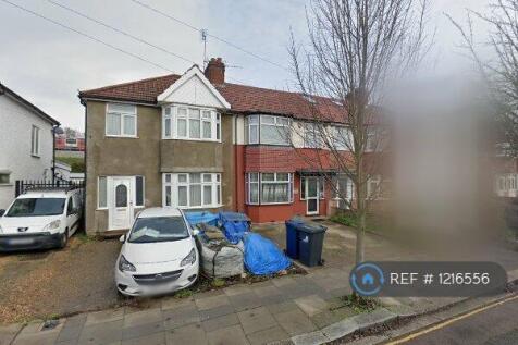 3 Bedroom House w/ Driveway &amp; Garage 