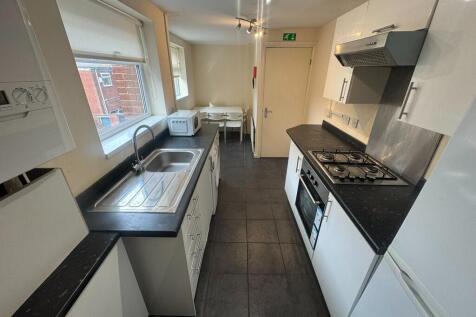 4-bed flat on Mowbray Street, Newcastle Upon Tyne, NE6, £1,820/mo